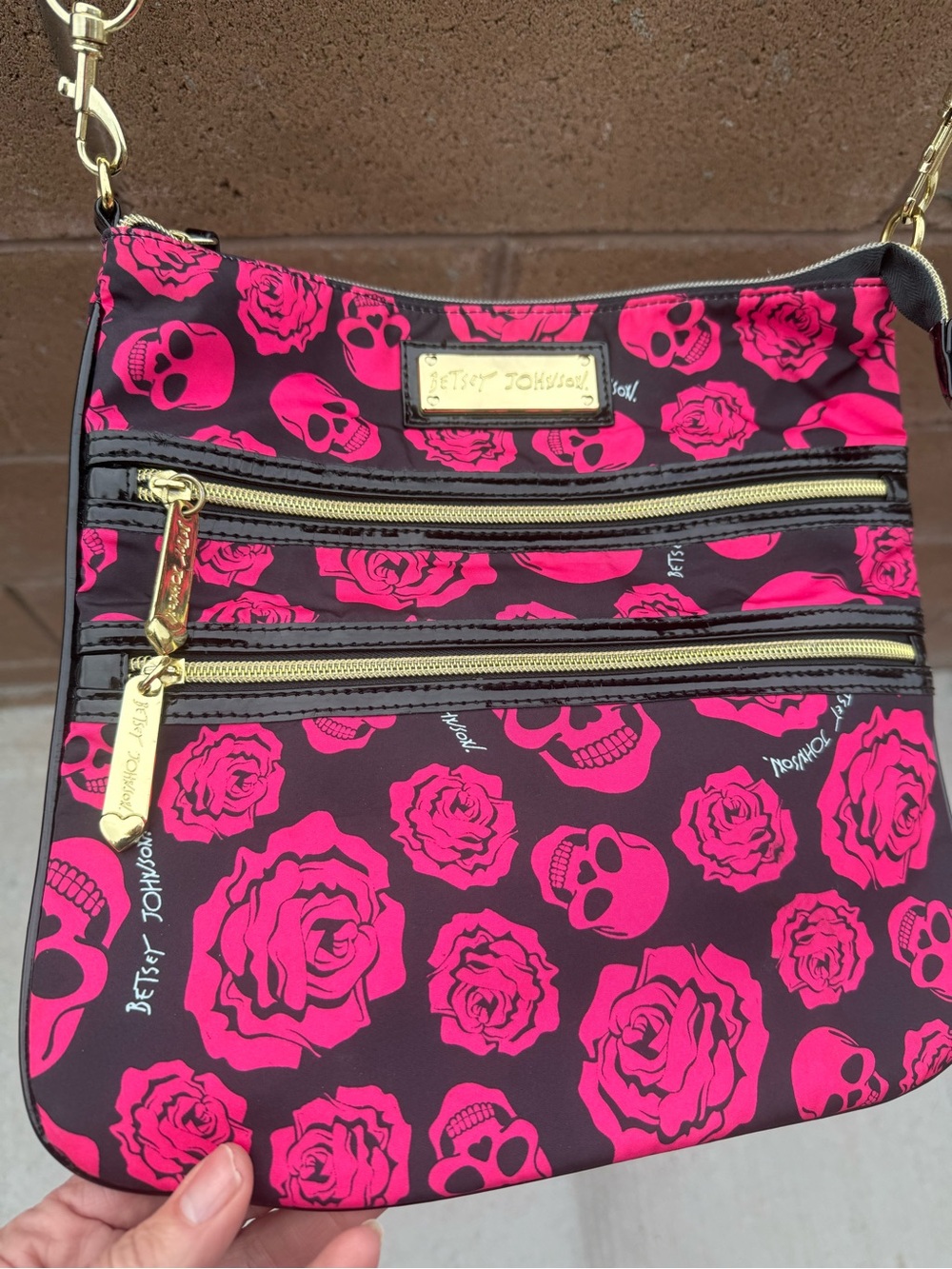 Betsey Johnson Skulls & Roses Crossbody Bag Pink Black Gold Hardware - Picture 2 of 7